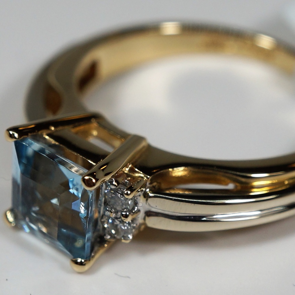 14KTT Aquamarine & Diamond ring - Picture 2 of 3